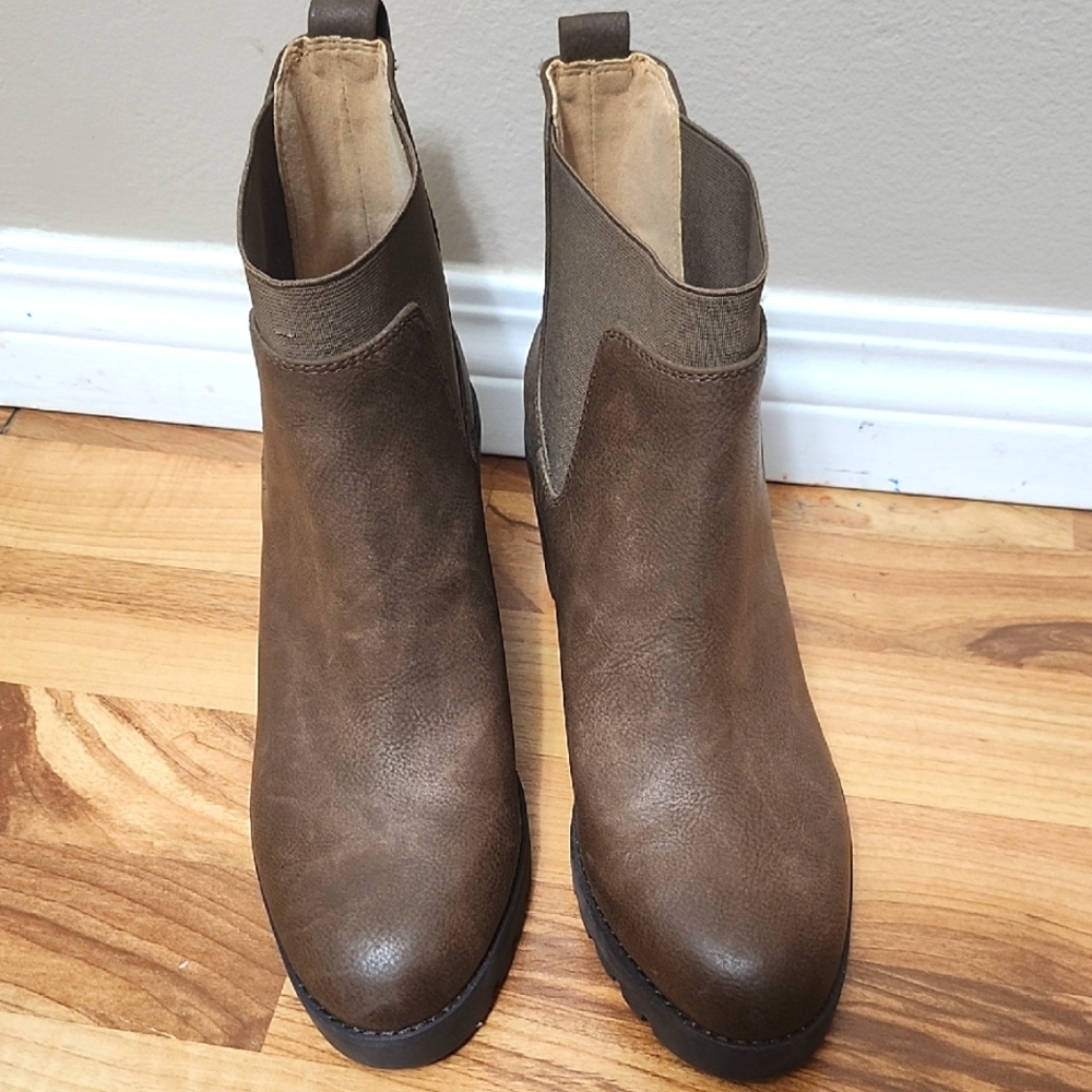 Crown Vintage Brown Ankle Boots (NWOT)